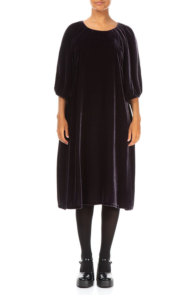 Kleid aus schieferblauem Seidensamt mit Bischofsärmeln