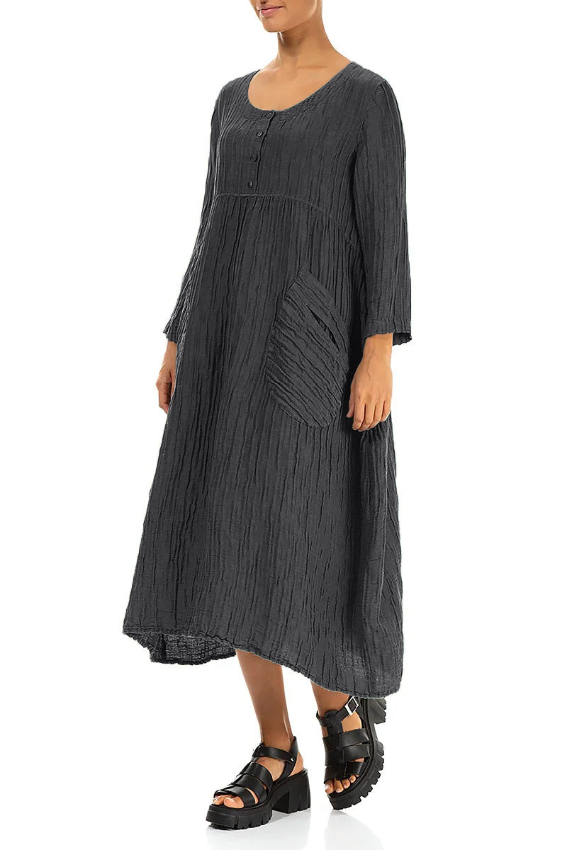 Geknöpftes, graphitfarbenes Kleid aus geknitterter Seide und Leinen