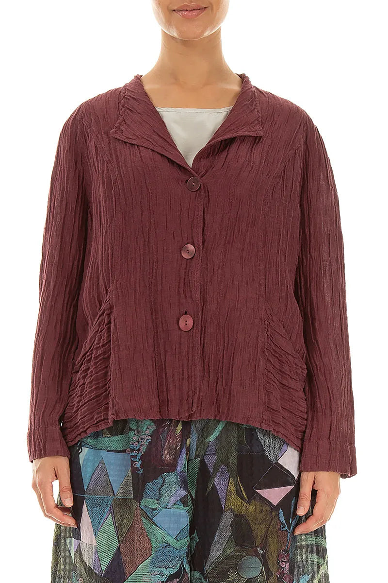 Kragenloser Jacke aus zerknitterter antikroter Seide
