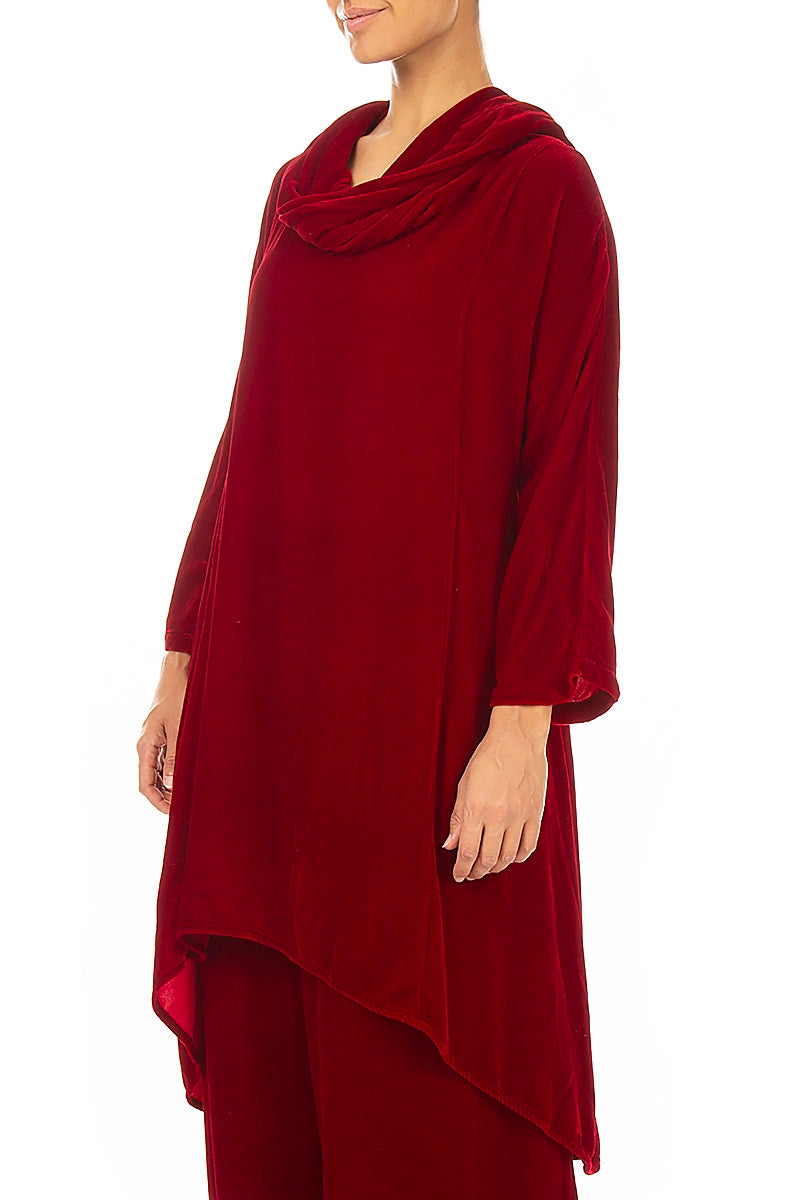 Asymmetrische Tunika aus kirschrotem Seidensamt mit Wasserfallausschnitt