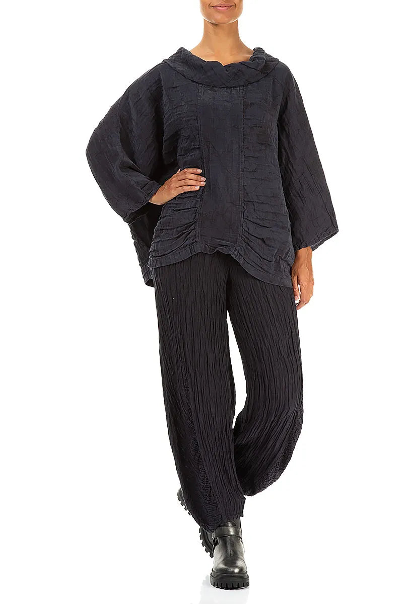 Bluse aus schieferblauer Marmorseide mit Wasserfallausschnitt und Knittereffekt