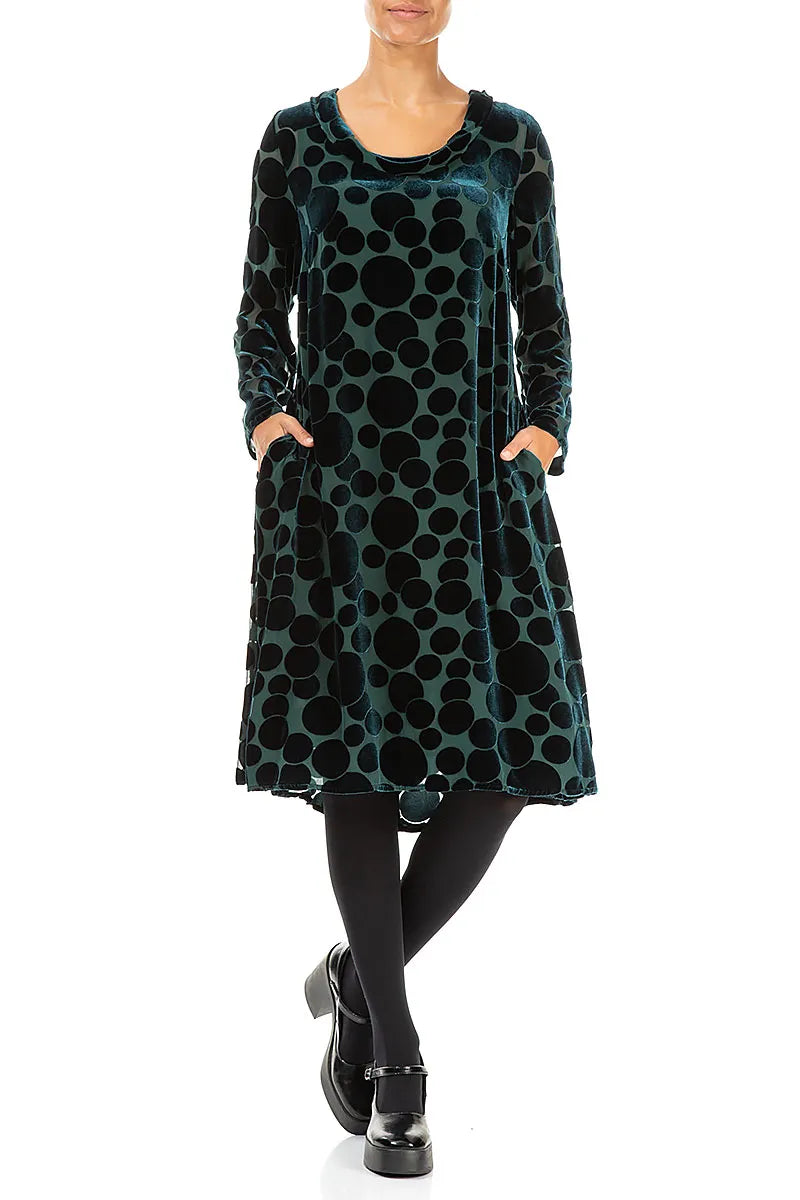 Kleid aus Samt mit Wasserfallausschnitt, verziert mit Devoré-Blasen und Pfauenmotiven