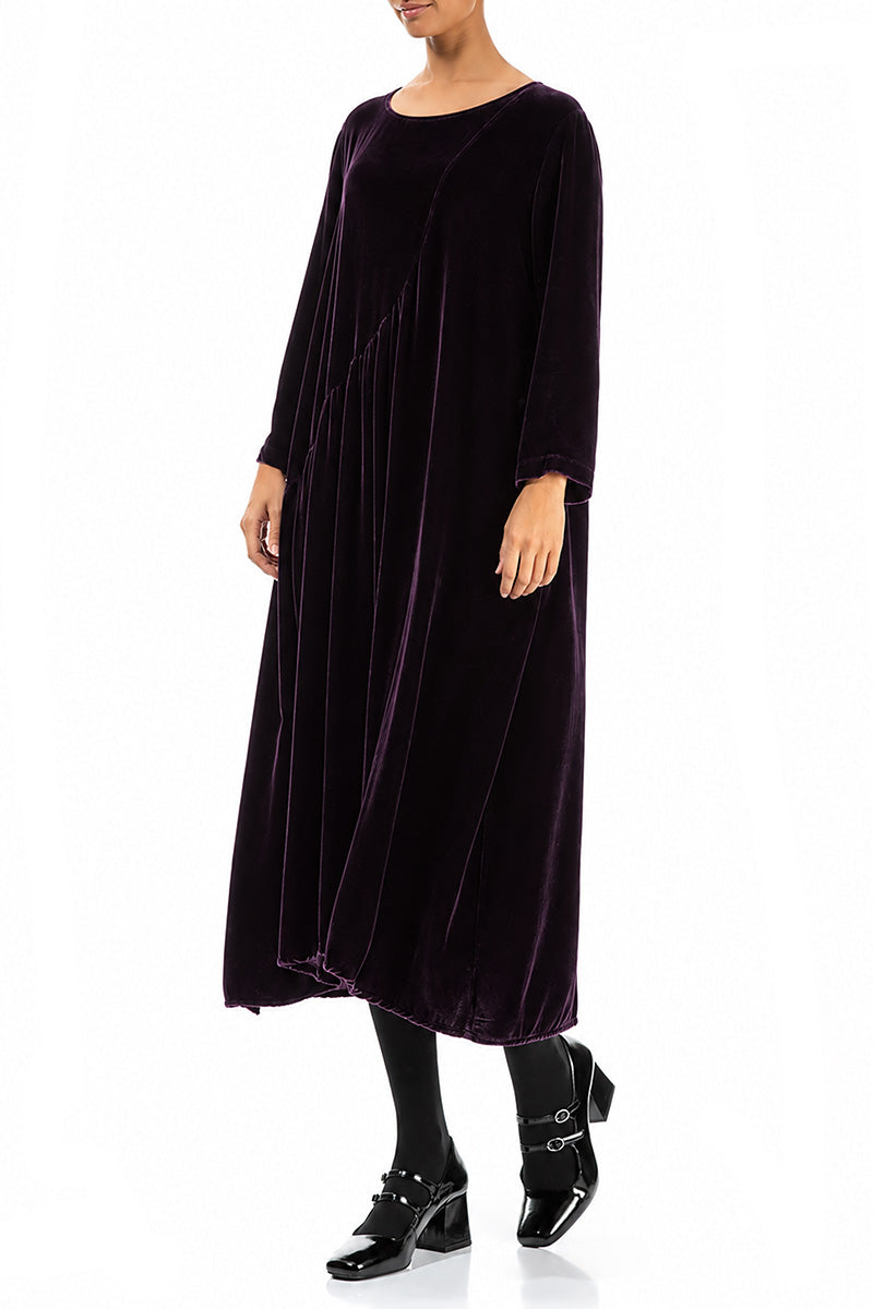 Drapiertes Kleid aus Seidensamt in tiefem Pflaumenton