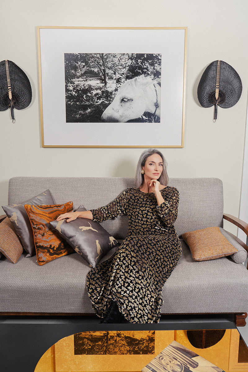 Kleid aus drapiertem Devoré-Blütenblatt-Seidensamt in Gold