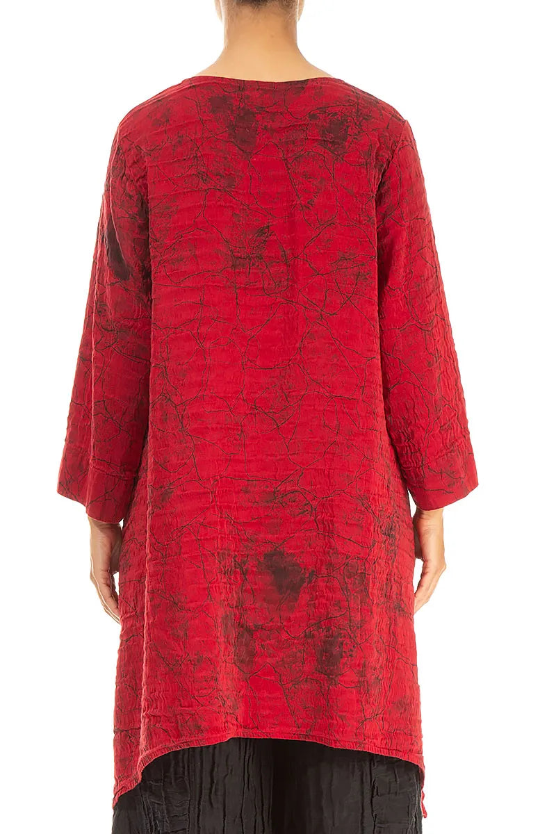 Tunique en soie froissée à bords tombants, motif marbre rouge cerise