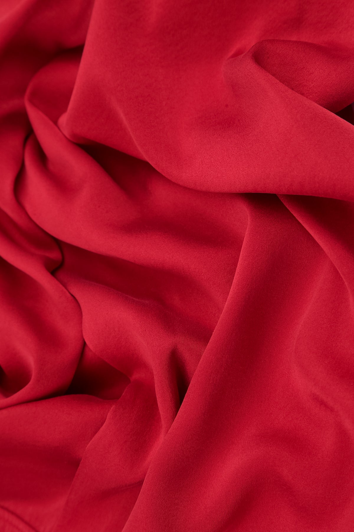 Chemise en soie rouge cerise à dos évasé