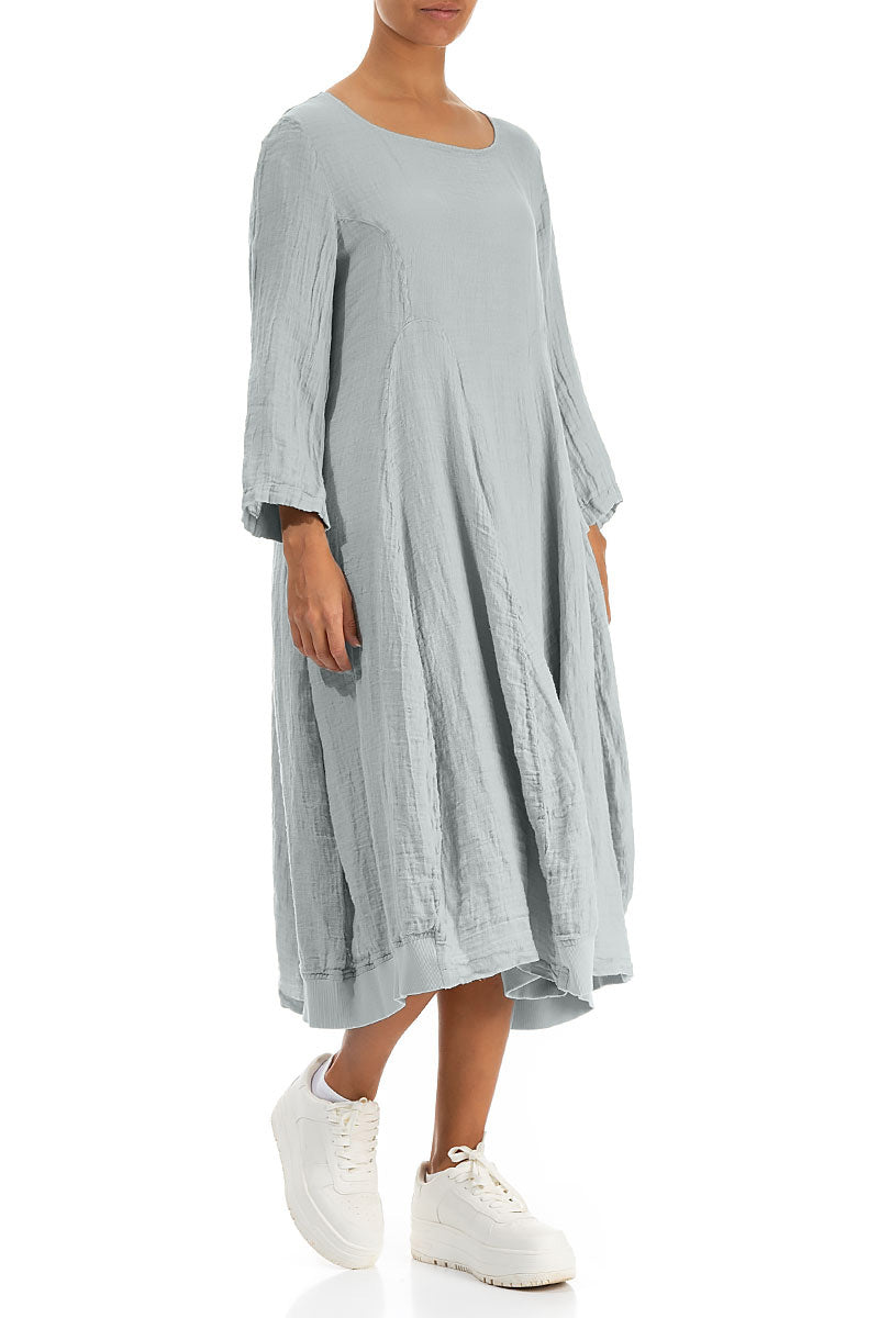 Ausgestelltes Ballonkleid aus silbergrauem Leinen