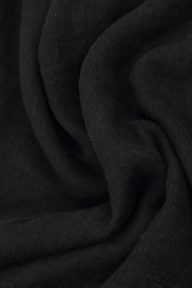 Kurzärmliges schwarzes Leinenkleid