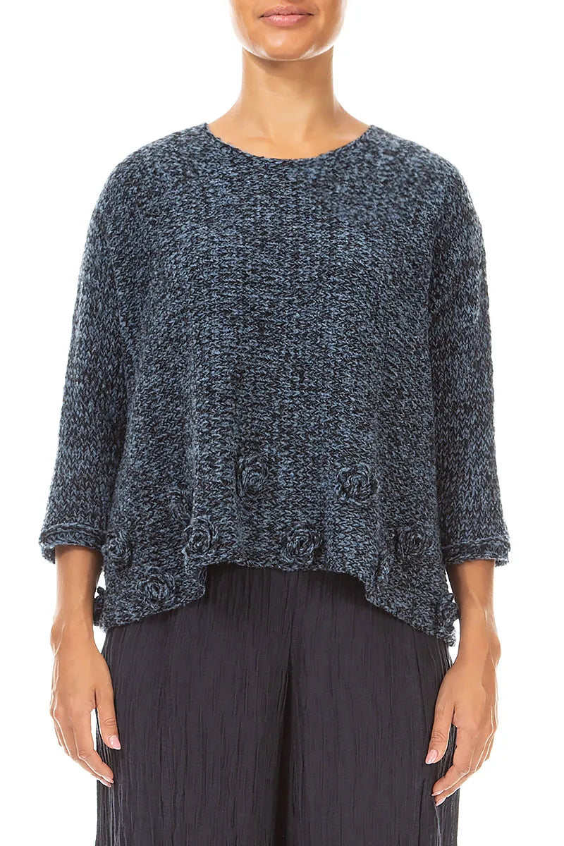 Pullover aus Mélange-Wolle in Blau mit Blumenverzierung
