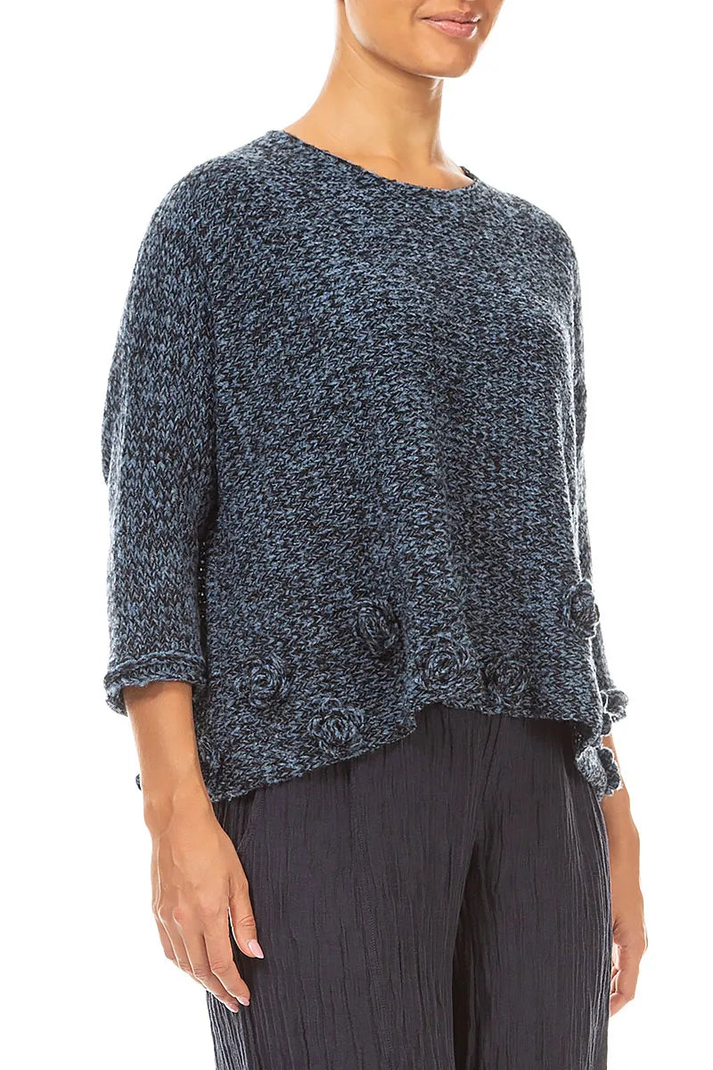 Pullover aus Mélange-Wolle in Blau mit Blumenverzierung
