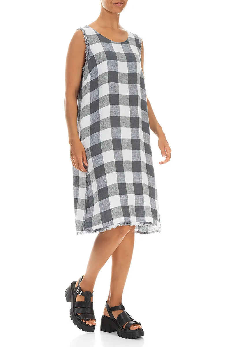 Robe en lin blanc à grands carreaux, sans manches et effilochée