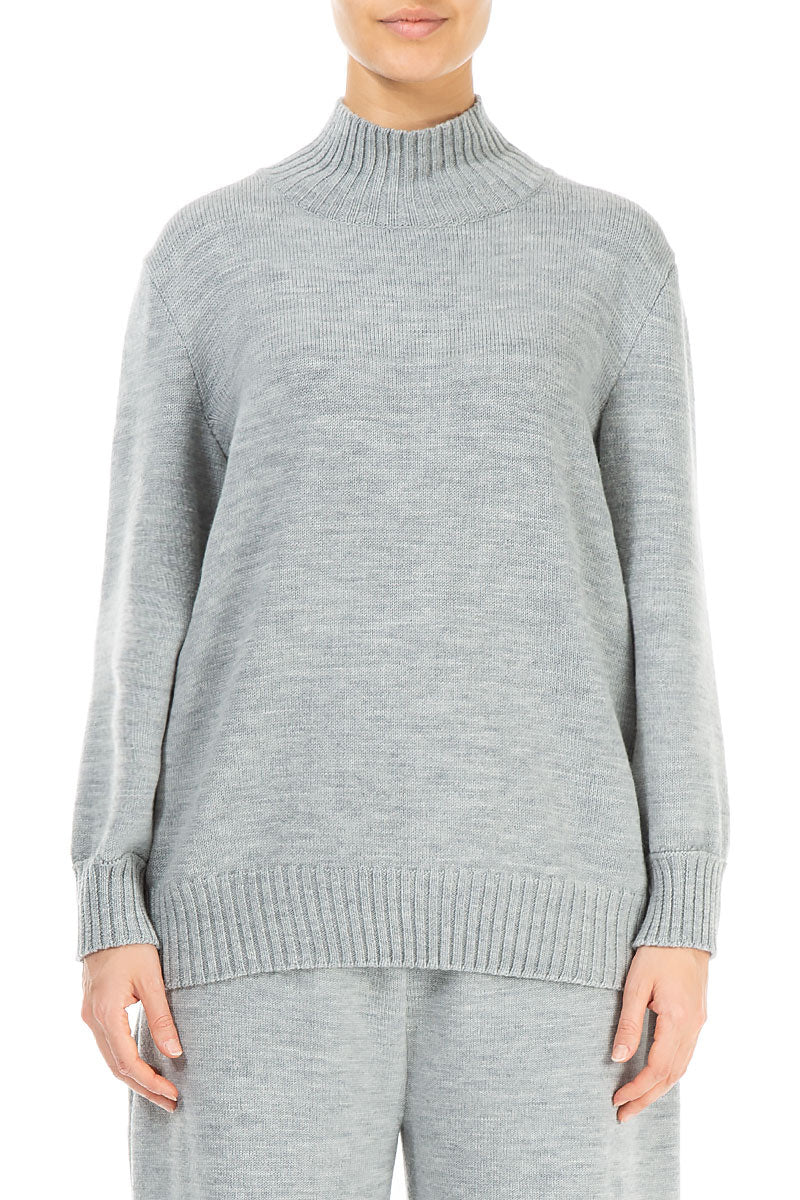 Grauer Strickpullover aus Wolle mit hohem Kragen