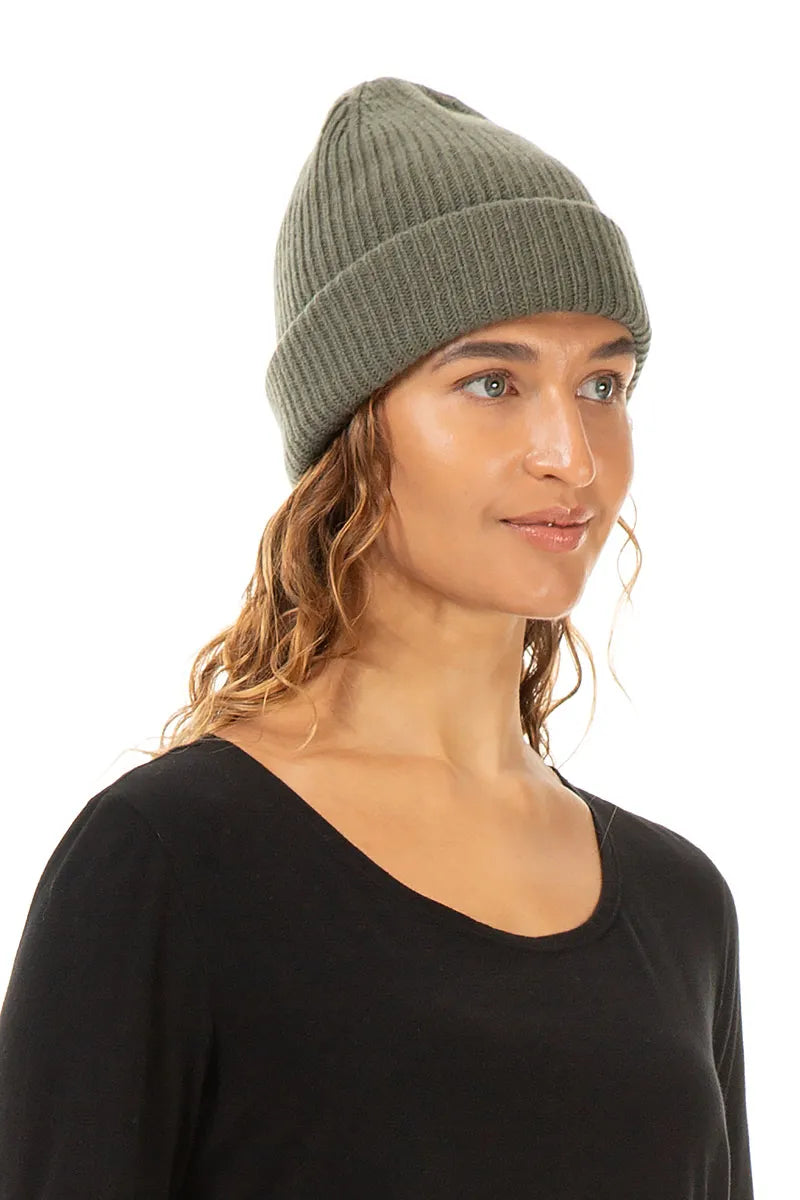 Khakifarbene Beanie-Mütze aus weicher Wolle