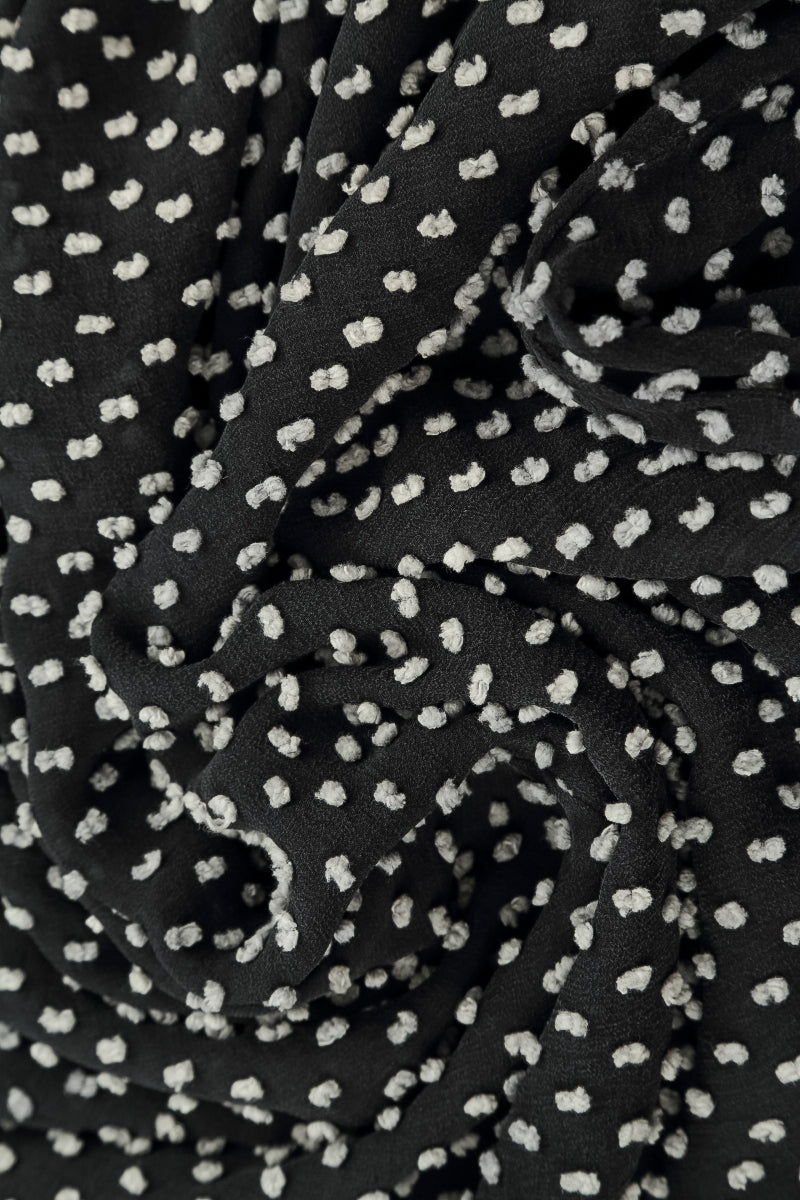 Robe en soie argentée à pois superposés