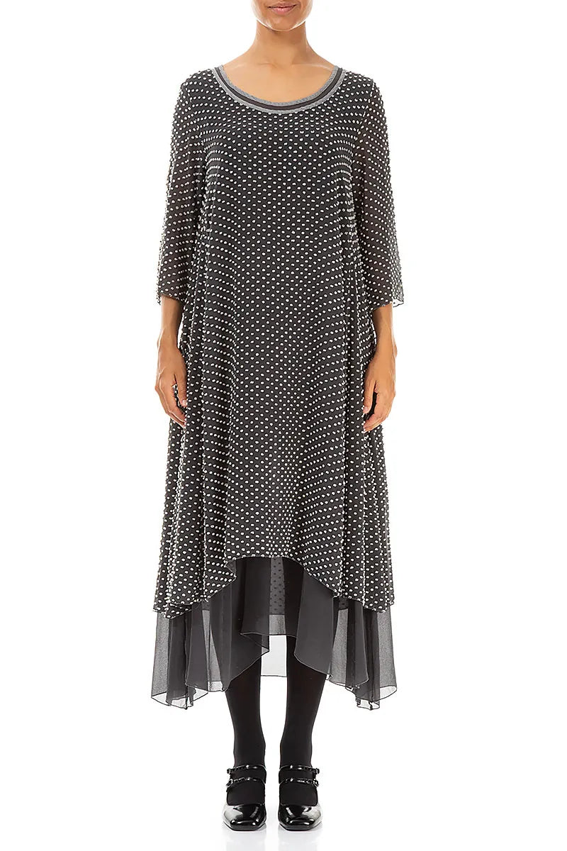 Robe en soie argentée à pois superposés