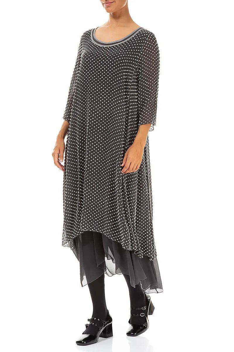 Robe en soie argentée à pois superposés