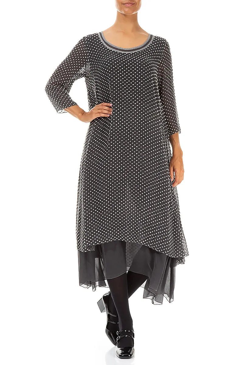 Robe en soie argentée à pois superposés
