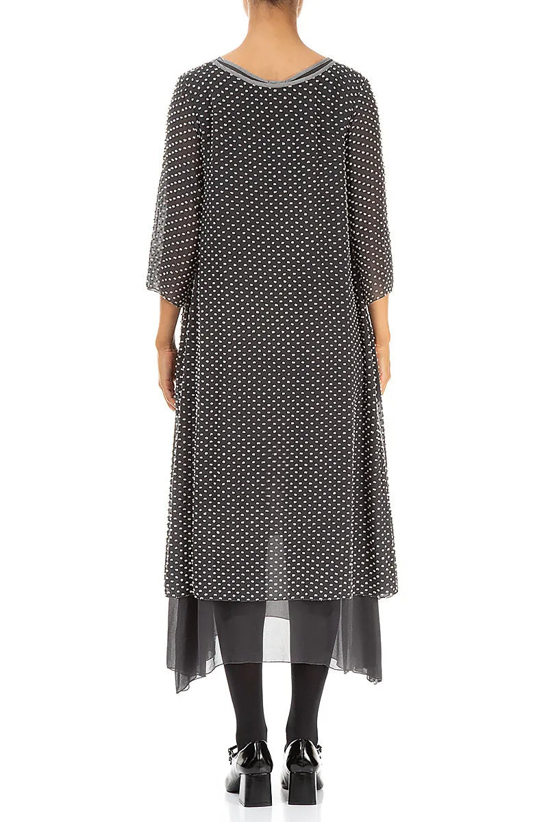 Robe en soie argentée à pois superposés