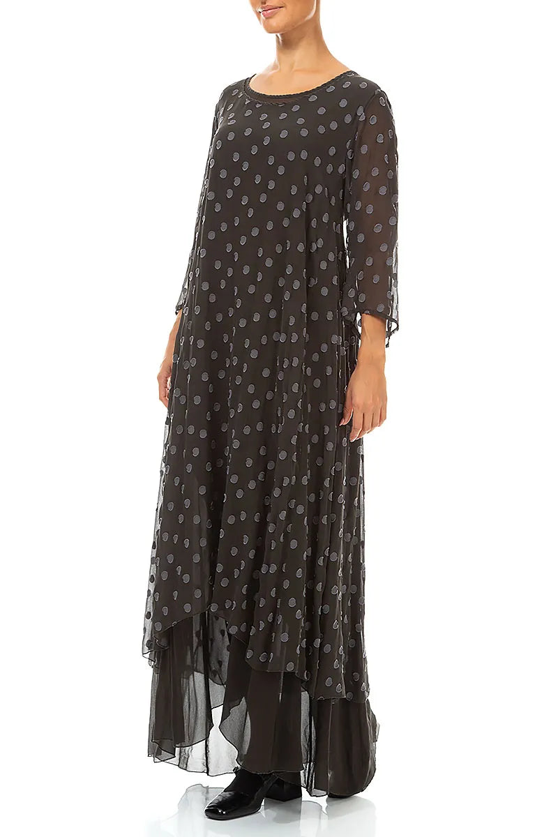 Kleid aus gemusterter Seide in warmem Anthrazit mit Lagenlook