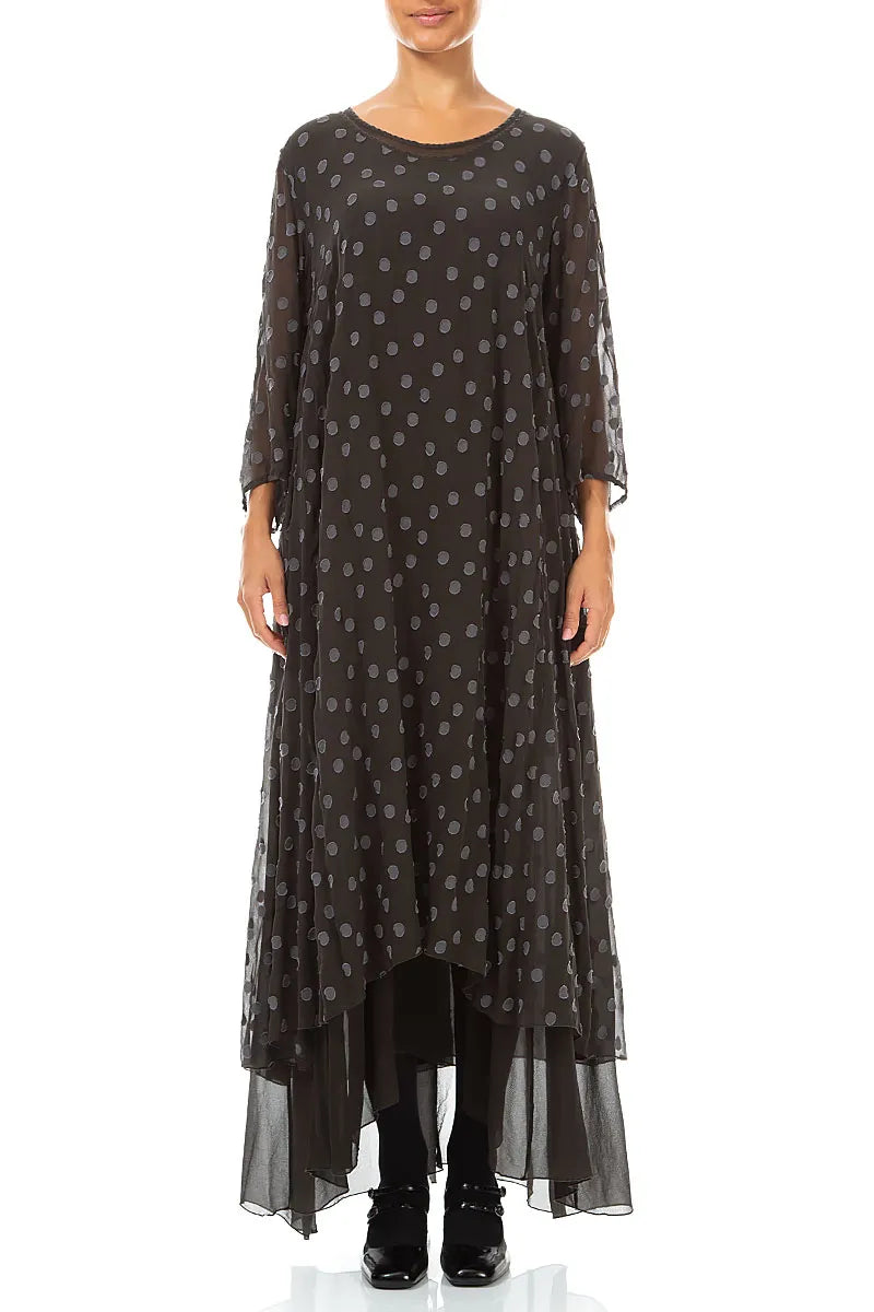 Kleid aus gemusterter Seide in warmem Anthrazit mit Lagenlook