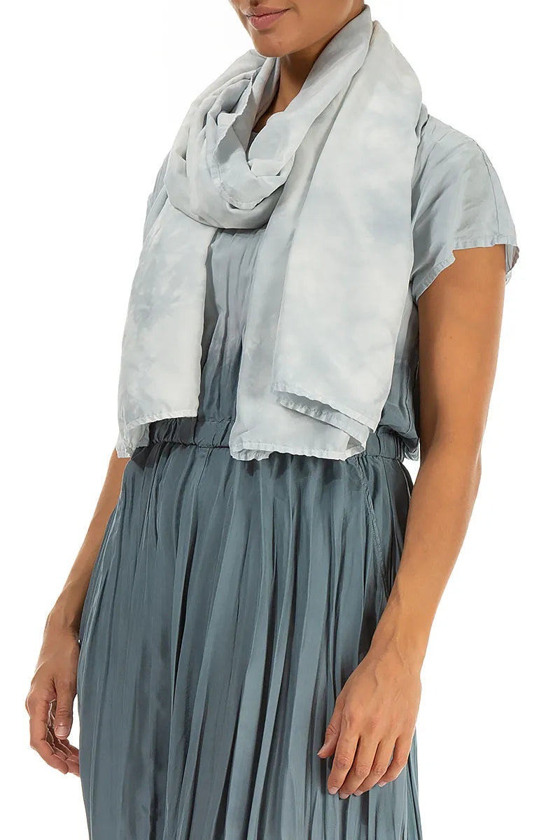 Flüssigsilberner Seidenschal