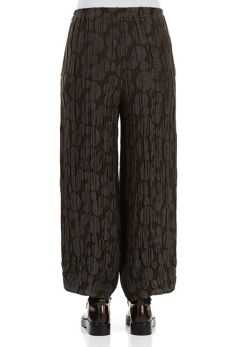 Lockere Hose aus Seidenleinen in Waldbraun mit Kreisen