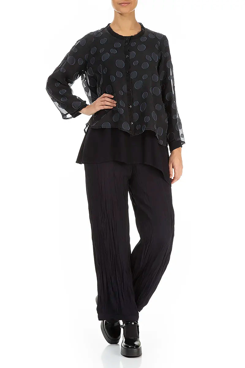 Locker geschnittene, kurze, schieferblaue Seidenjacke mit Blasenmuster