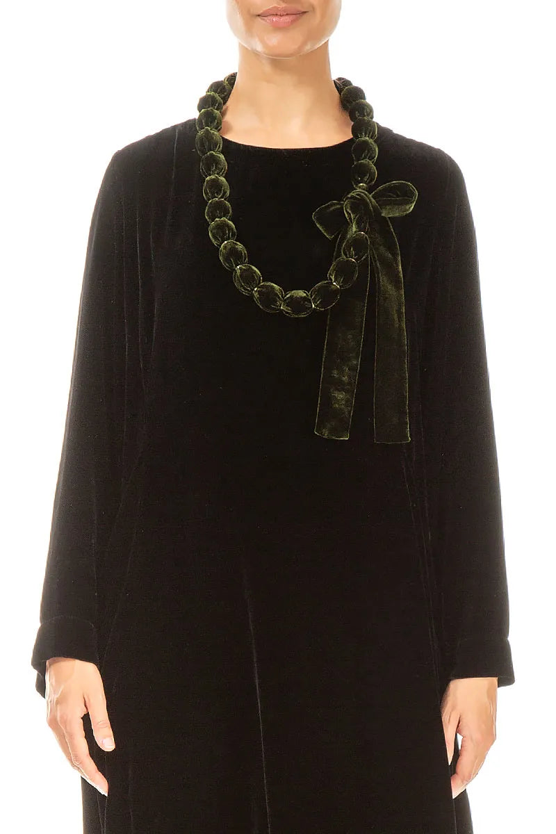 Halskette aus Seidensamt mit Perlen im Waldnebel-Stil