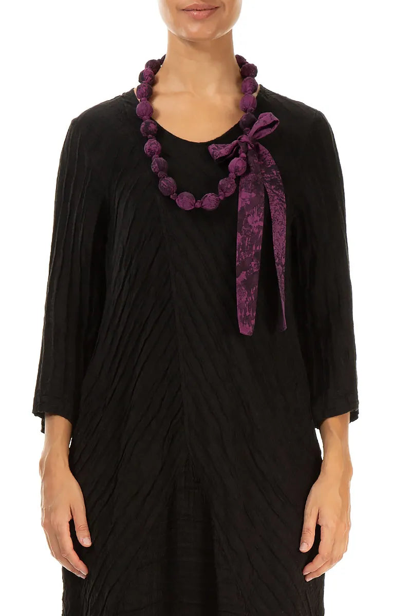 Collier de perles en soie et coton marbré magenta