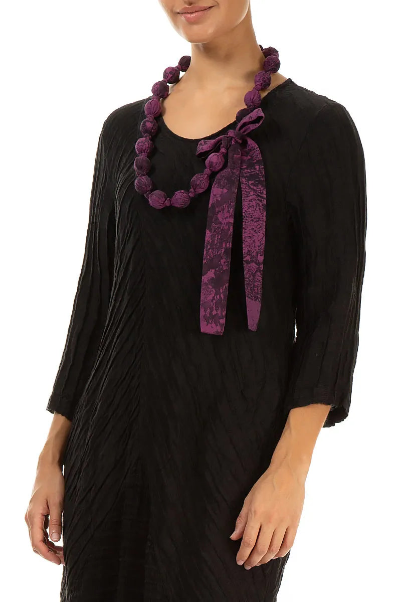 Collier de perles en soie et coton marbré magenta