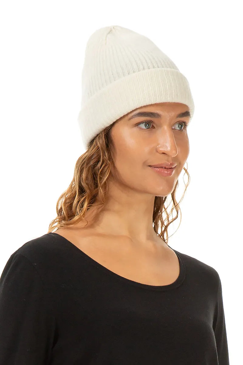 Beanie-Mütze aus weicher Wolle in Off-White