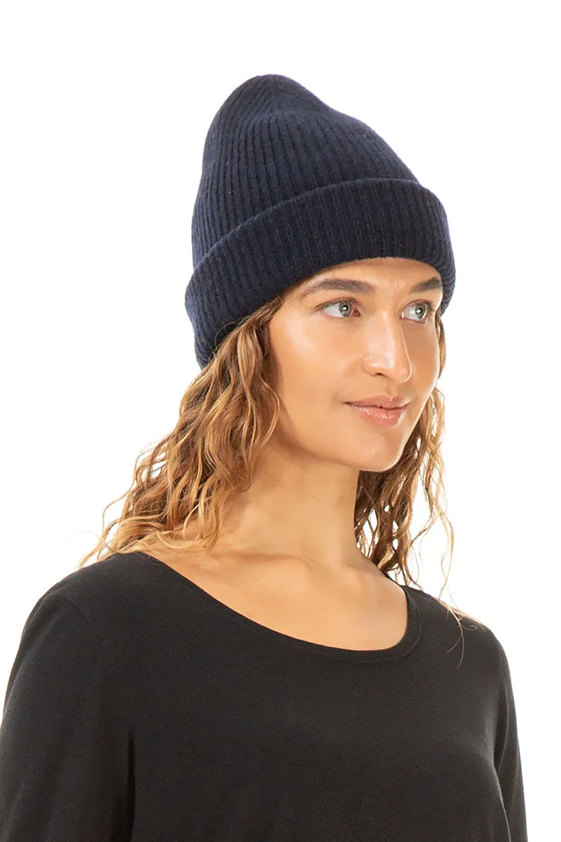 Marineblaue Beanie-Mütze aus weicher Wolle
