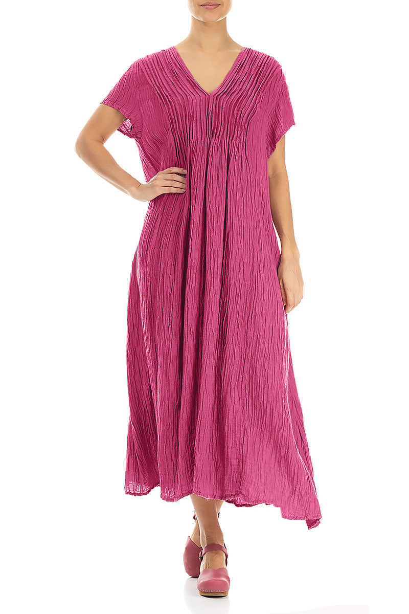 Romantisches, geknittertes, fuchsiafarbenes Seidenkleid