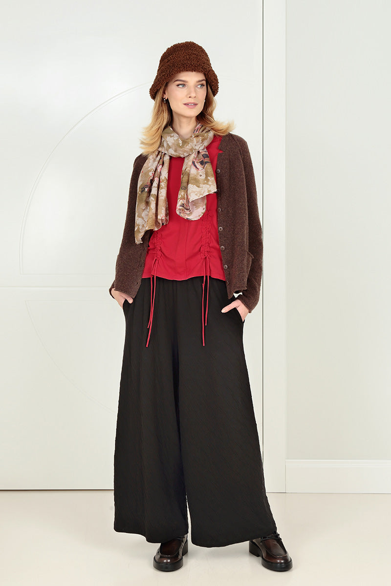 Kirschrote Baumwollbluse mit gerüschter Vorderseite