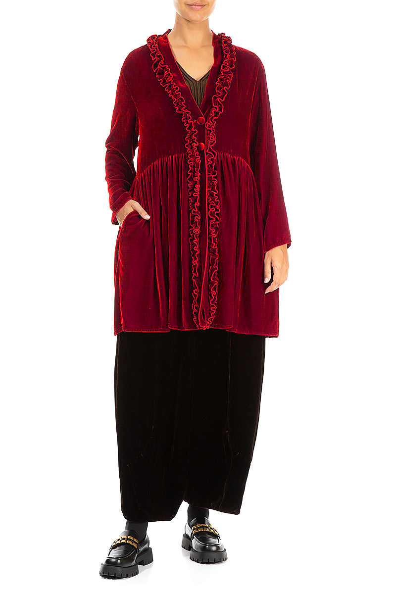 Rüschenjacke aus kirschrotem Seidensamt