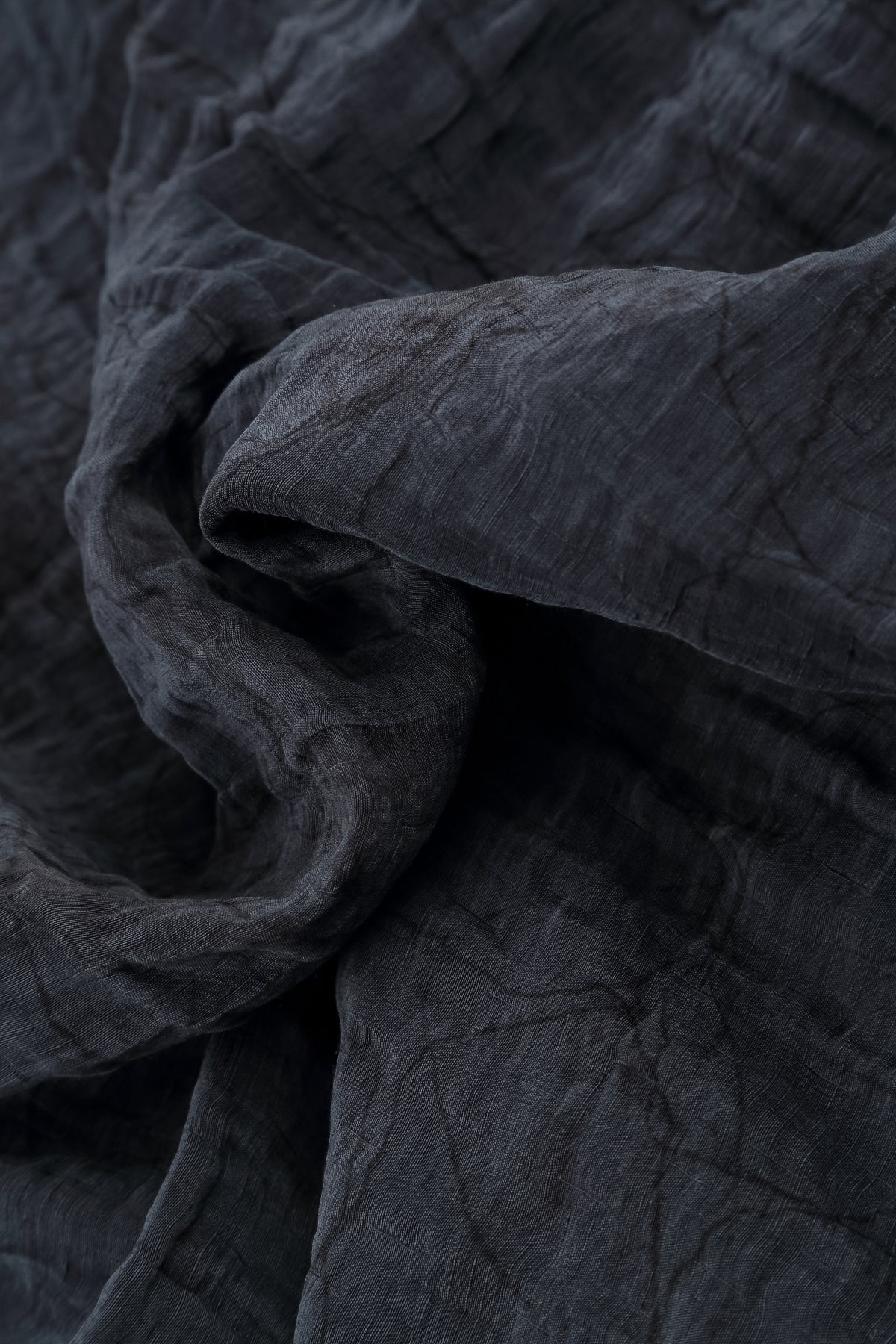 Bluse aus schieferblauer Marmorseide mit Wasserfallausschnitt und Knittereffekt