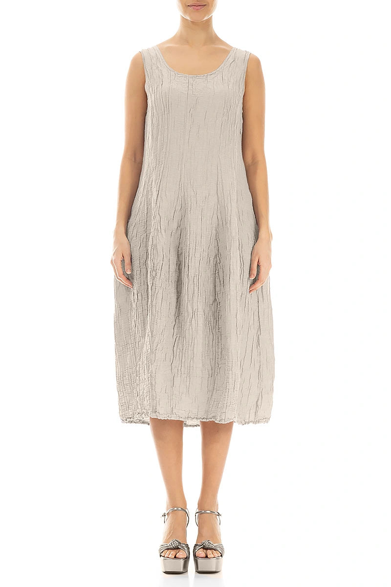 Ärmelloses, ballonförmiges, geknittertes beigefarbenes Seidenleinenkleid