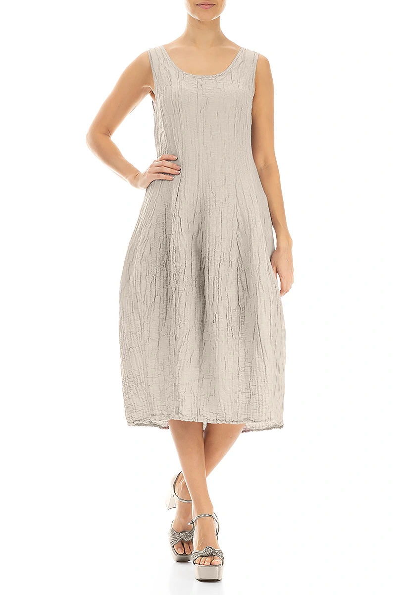 Ärmelloses, ballonförmiges, geknittertes beigefarbenes Seidenleinenkleid