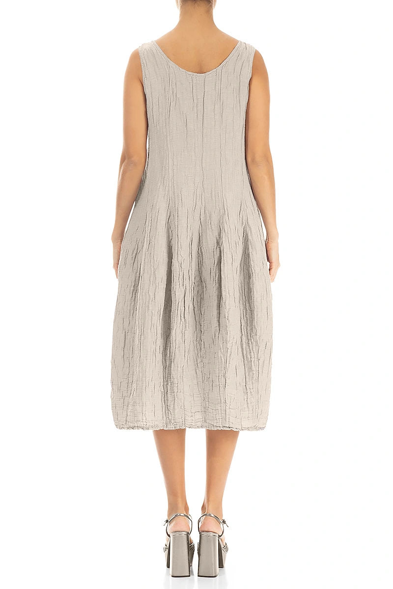 Ärmelloses, ballonförmiges, geknittertes beigefarbenes Seidenleinenkleid