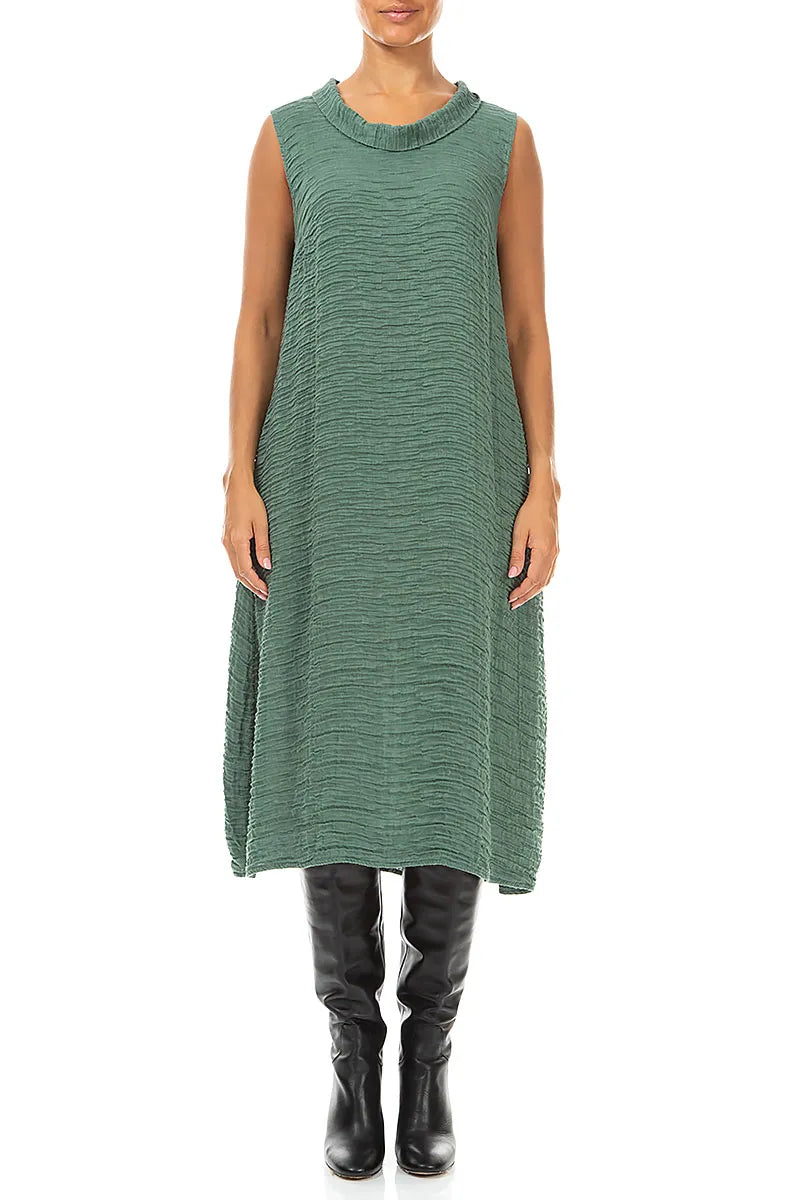 Ärmelloses Kleid aus geknautschter Salbeigrün-Seide mit Wasserfallausschnitt