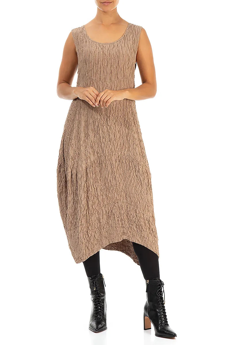 Ärmelloses, geknittertes Kleid aus mokkafarbener Seide