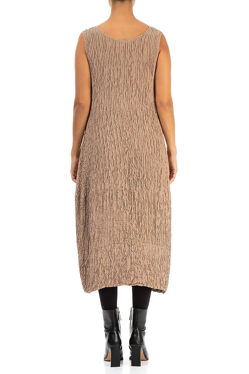 Ärmelloses, geknittertes Kleid aus mokkafarbener Seide