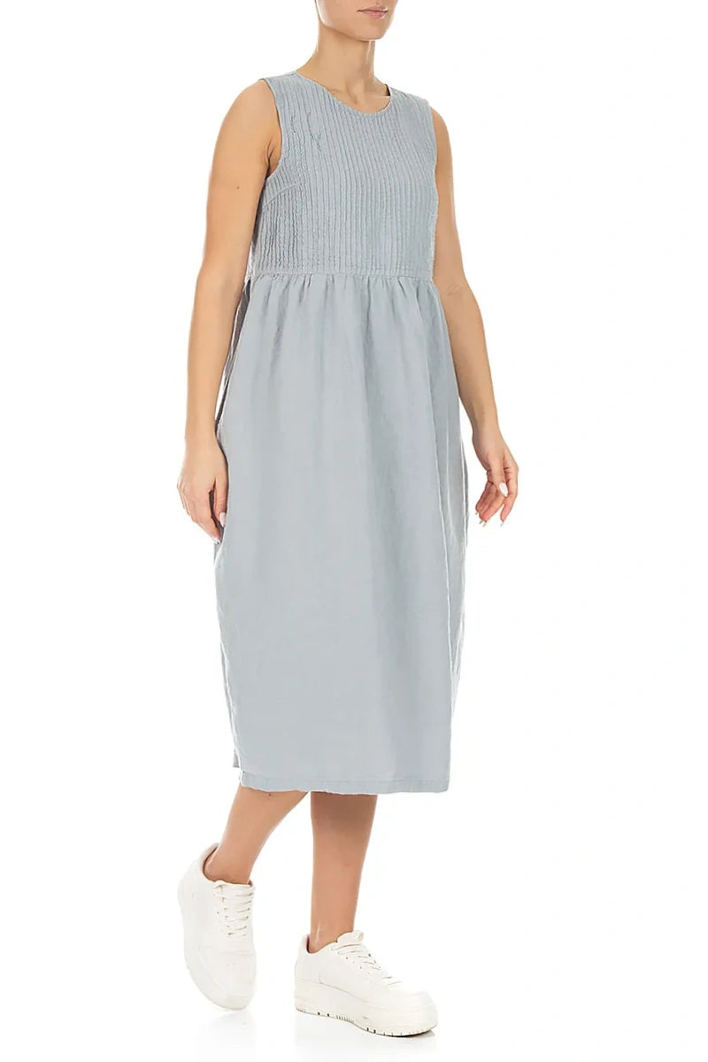 Ärmelloses silber-graues Leinenkleid mit Biesen