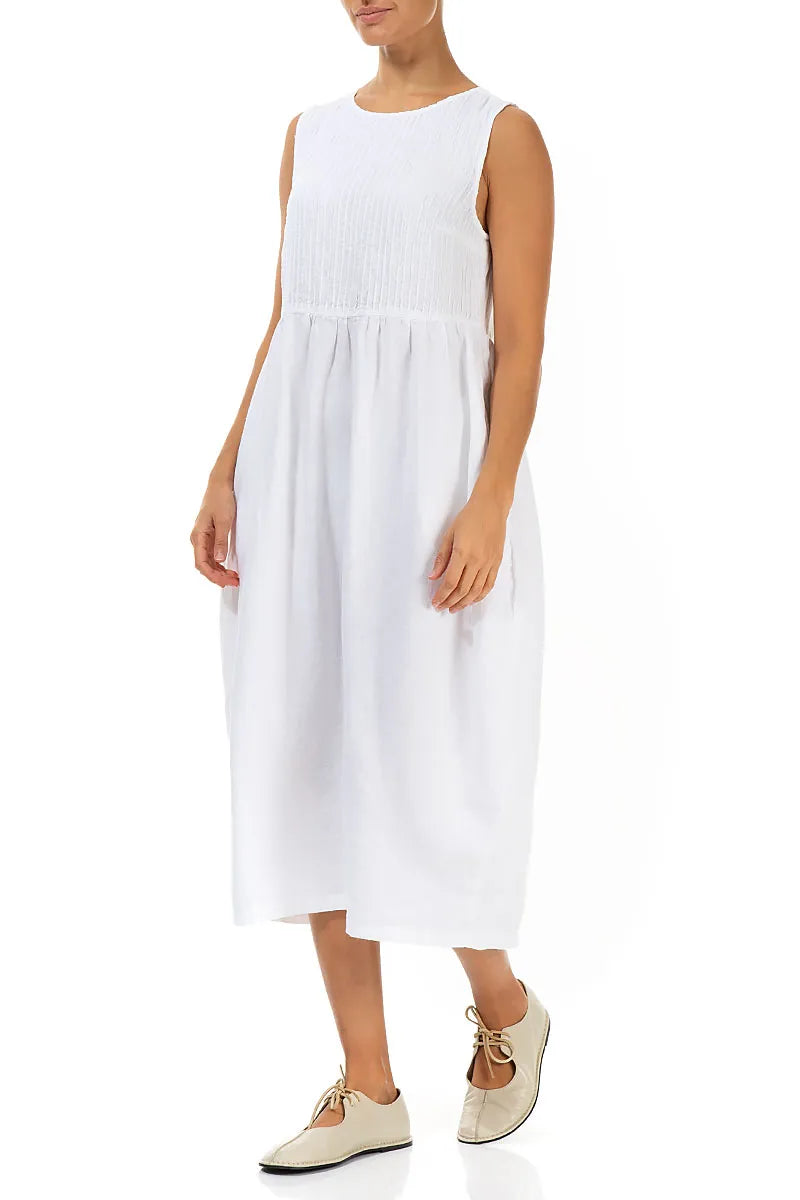 Ärmelloses weißes Leinenkleid mit Biesenfalten