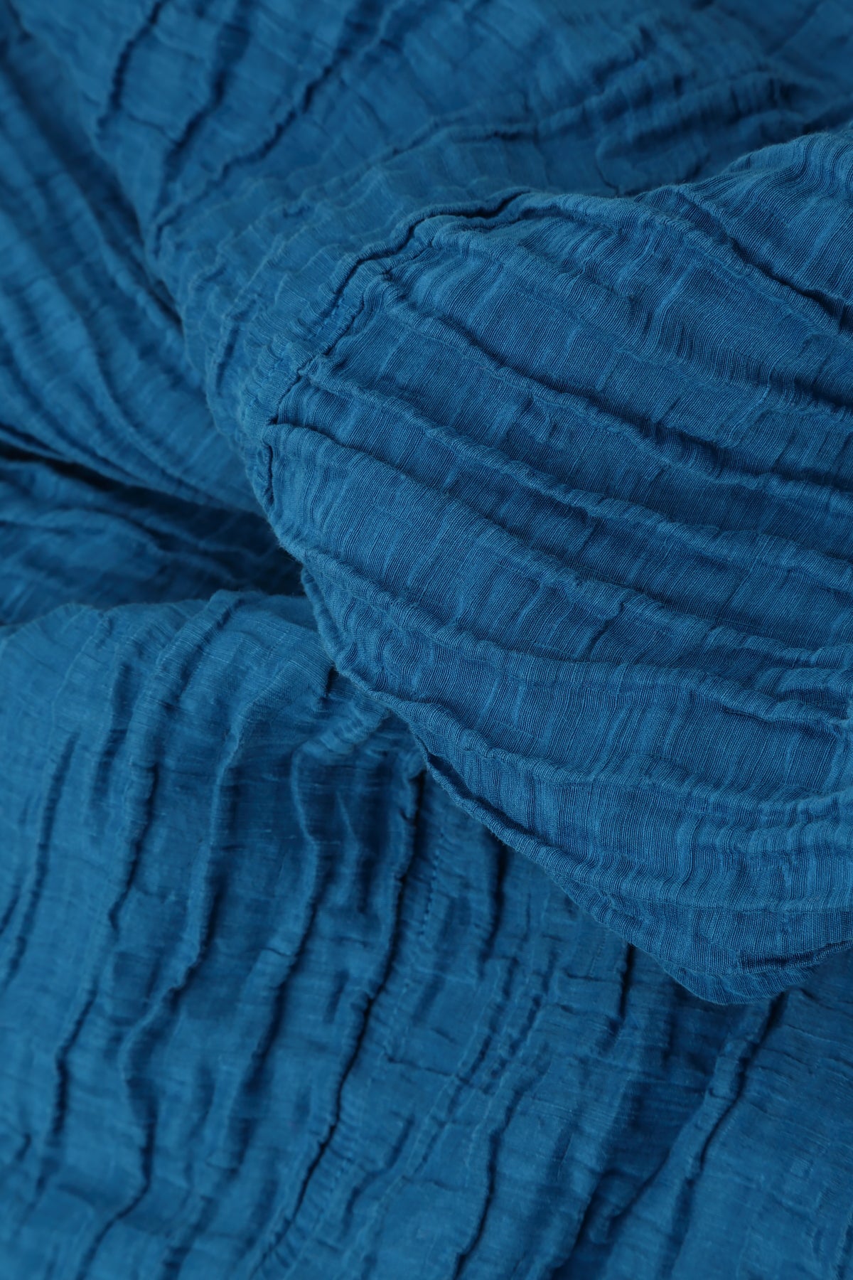 Weich fallende kobaltblaue Bluse aus geknittertem Seidenleinen