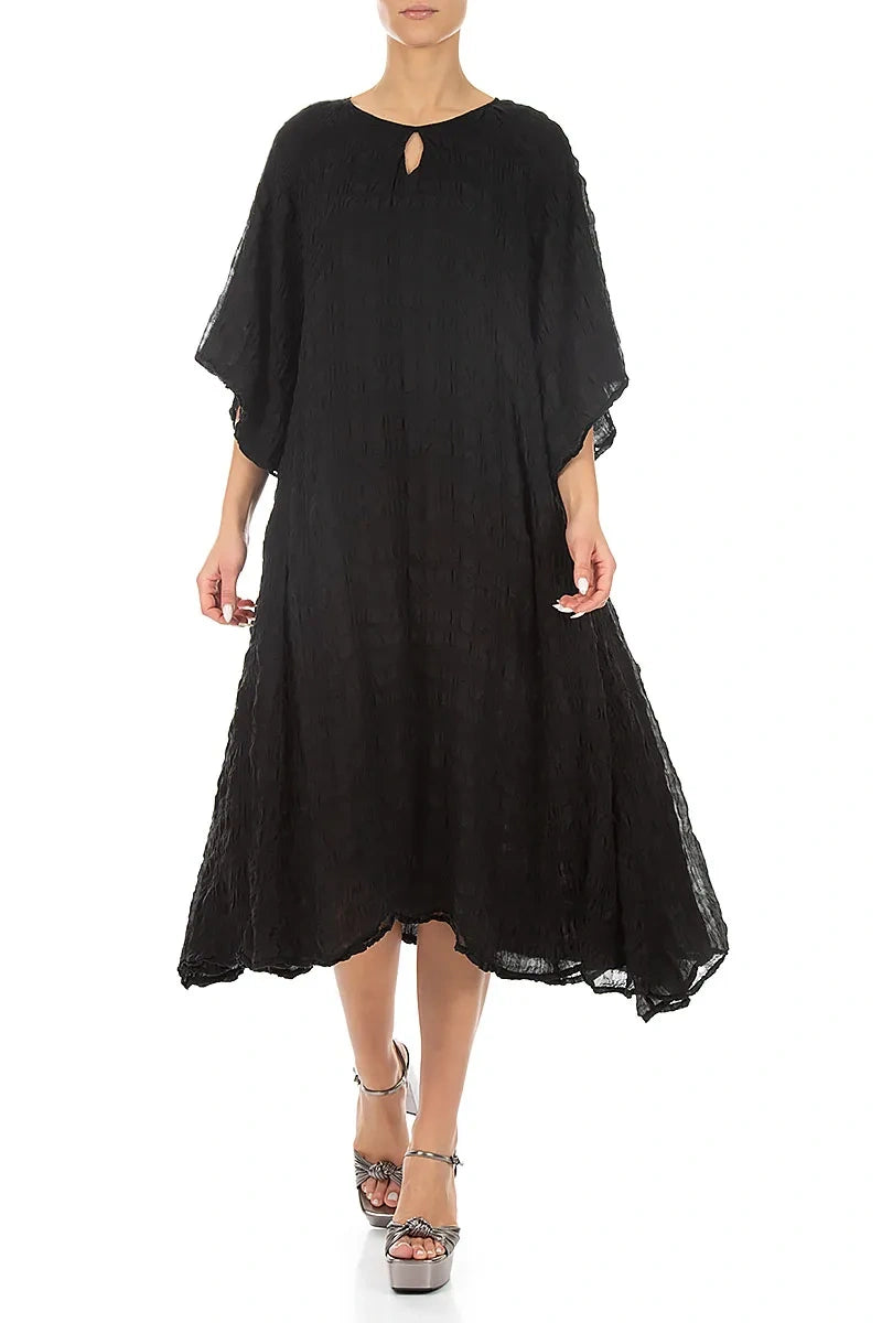 Gestuftes schwarzes Seidenkleid