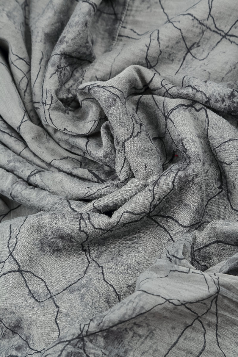 Chemisier en soie et coton à col en V et superpositions en marbre argenté