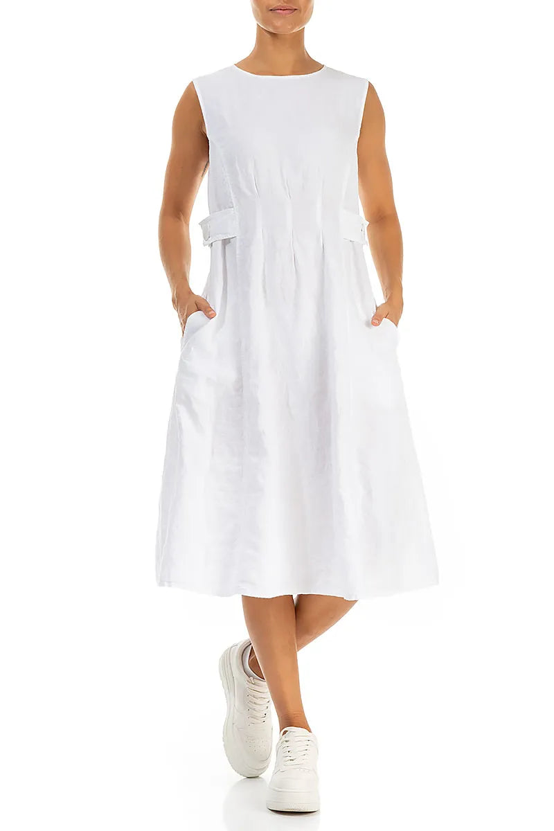 Ärmelloses weißes Leinenkleid mit Taillendetail