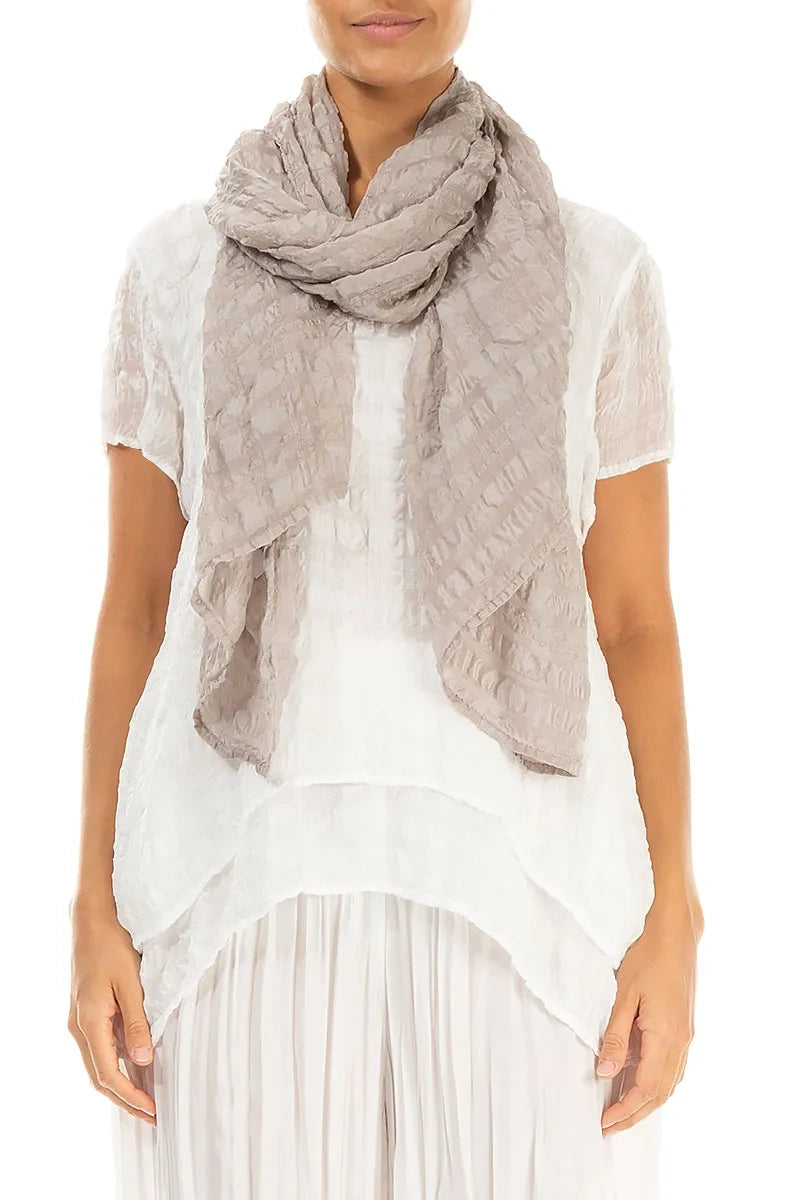 Beigefarbener, leicht strukturierter Seidenschal