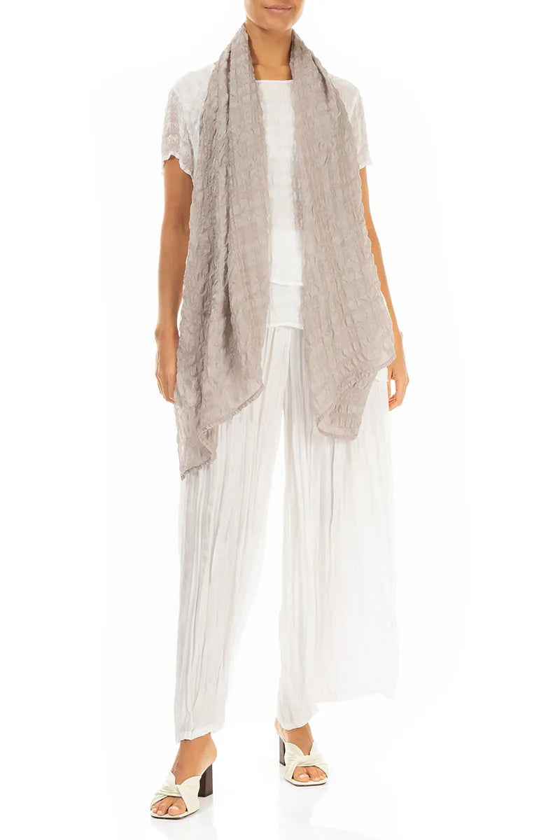 Beigefarbener, leicht strukturierter Seidenschal